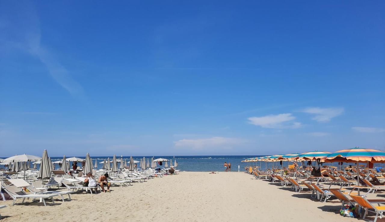 Hotel Lalla Beauty & Relax Cesenatico Exterior photo
